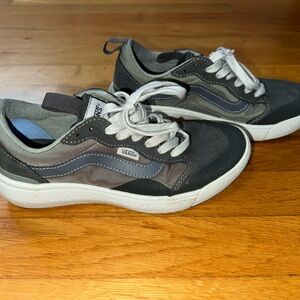 Vans Ultrarange Exo SE Sneakers in Dark Gray/Multi